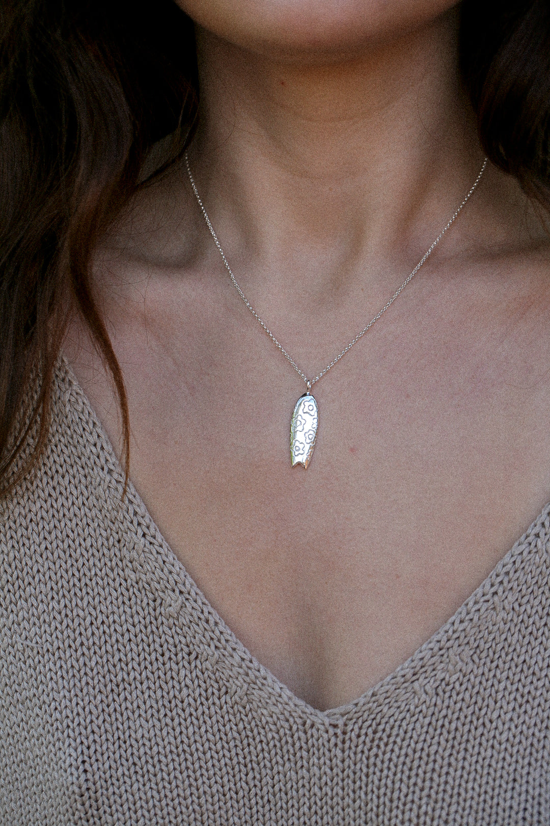 Collier planche de surf fleurs