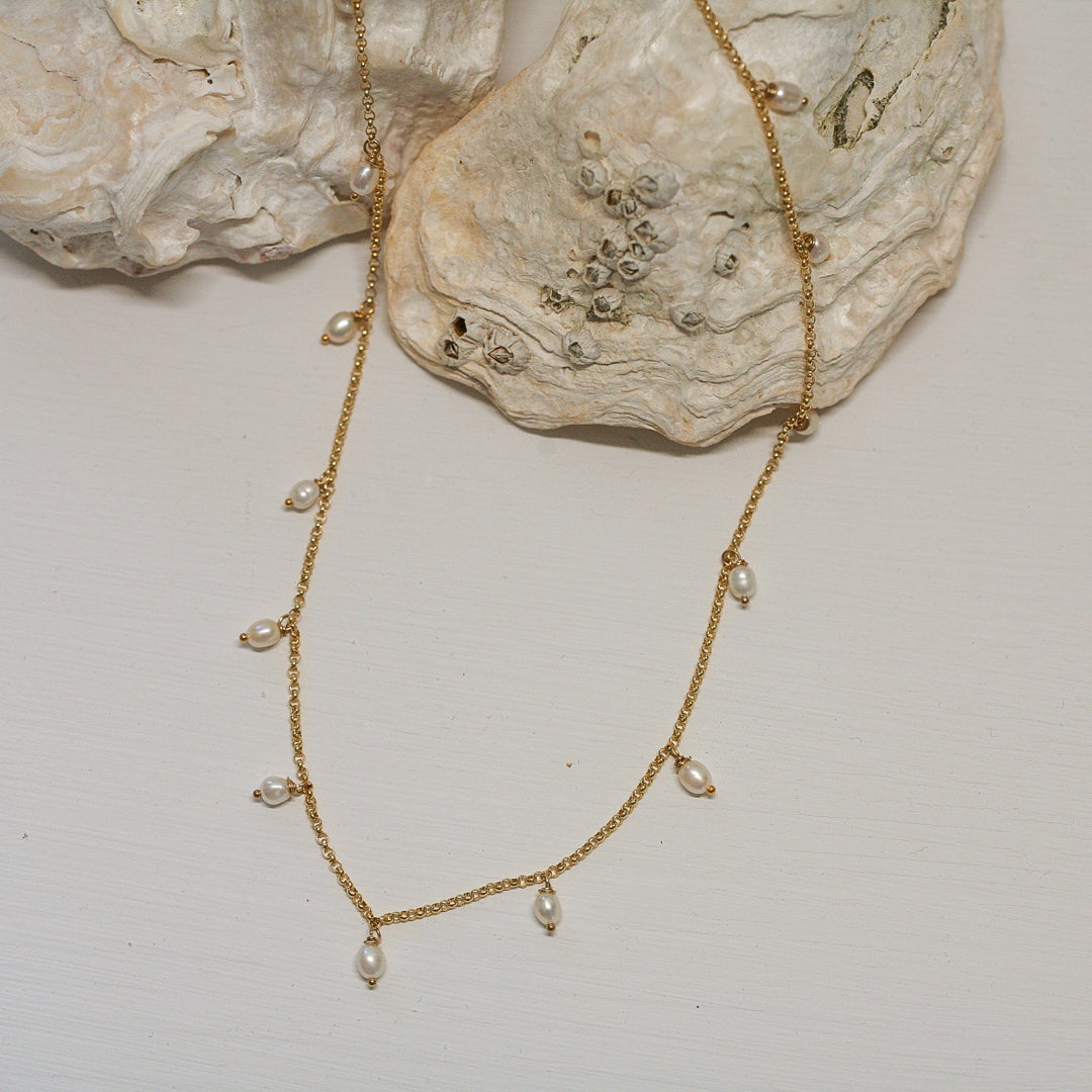 Collier de perles pendantes