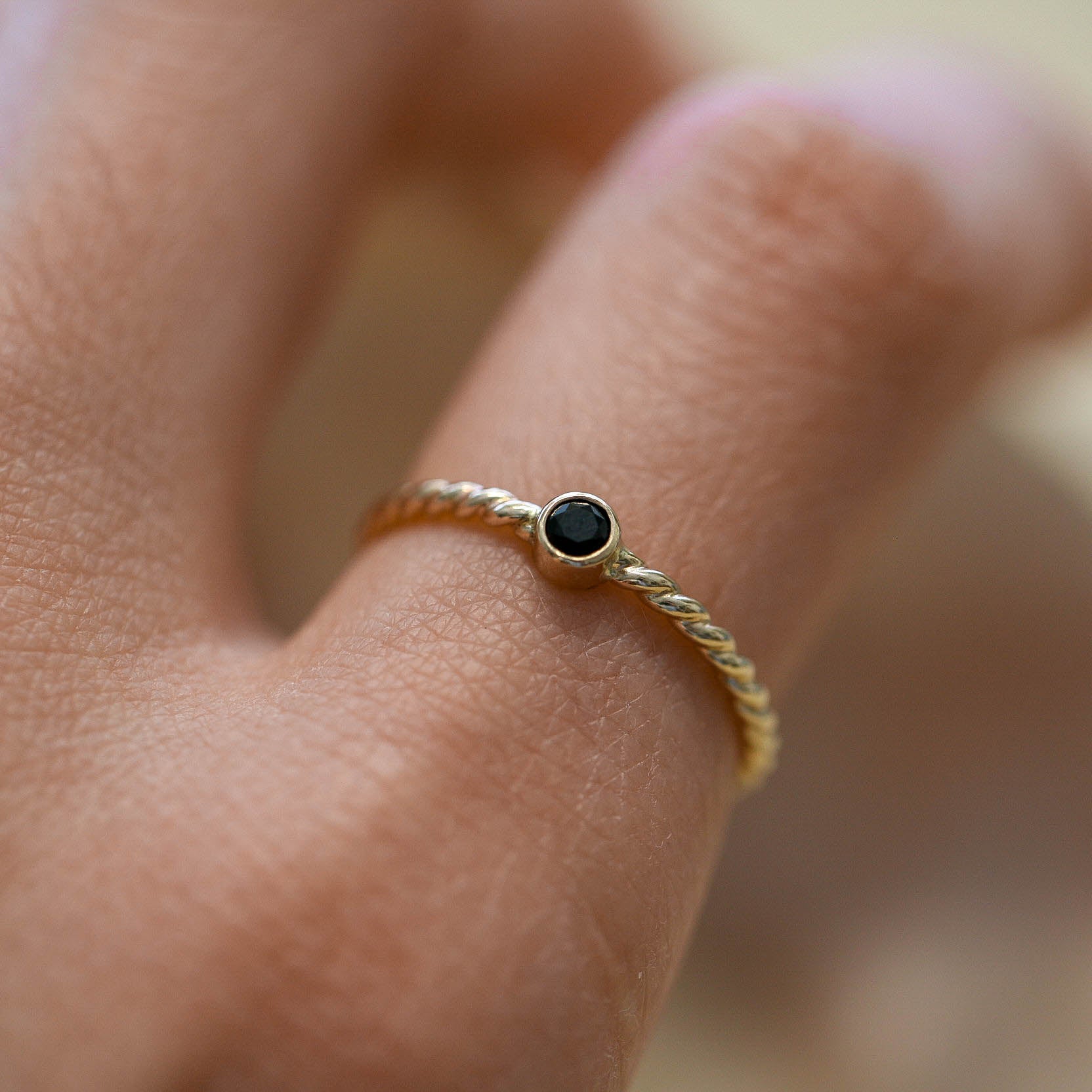 Black spinel ring gold