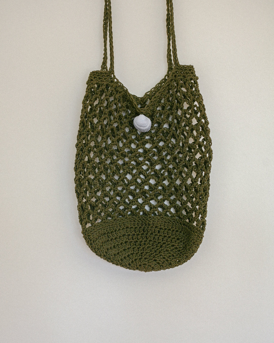 Kaki market bag with seashell