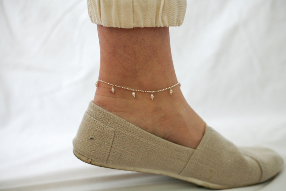 Dangling pearl anklet